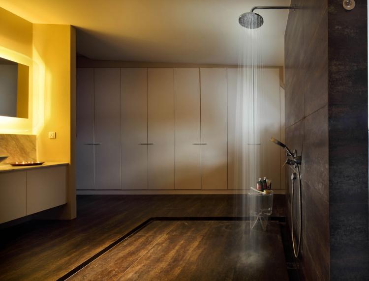 dusch-idéer-badrum-regndusch-modern-brun-natursten-inbyggda skåp