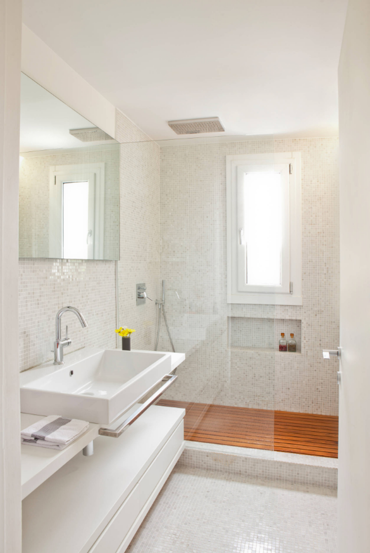 installera dusch framför fönster badrum installera sekretessskärm frostat glasrullgardiner folier fönsterbågar som tillåter luft genom vitt