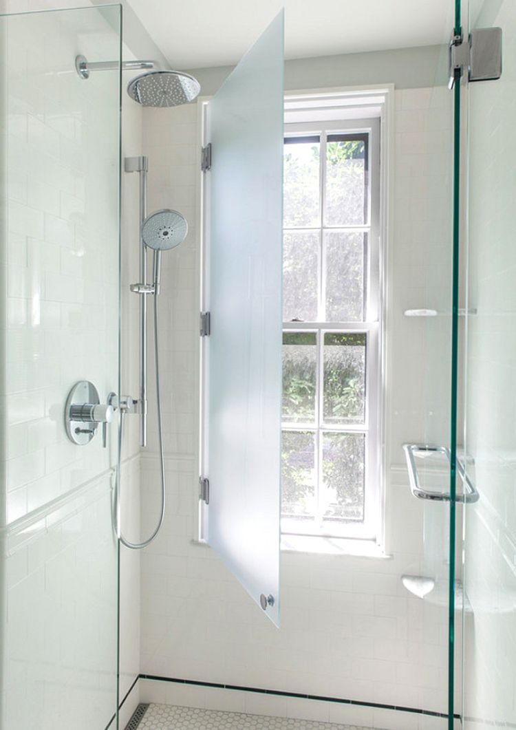 Installera dusch framför fönster badrum installera sekretessskärm frostat glasrullgardiner filmfönsterbåge släpp luft genom