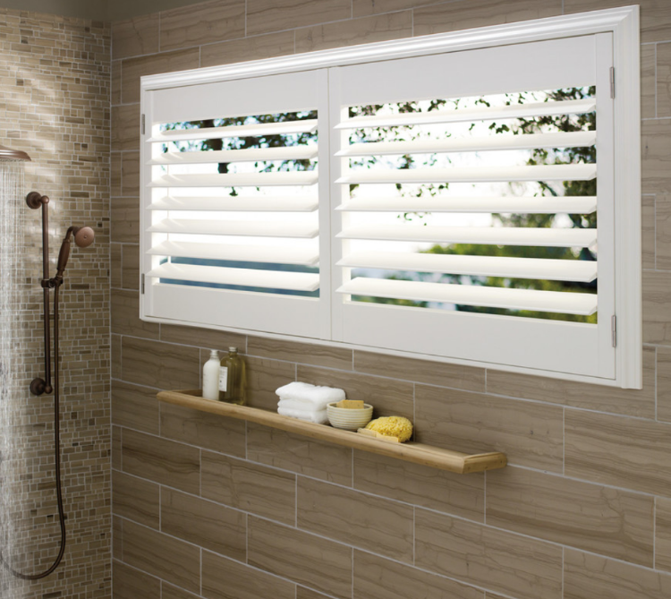 dusch framför fönster badrum inbyggd installera sekretess skärm trä vit persienner träram