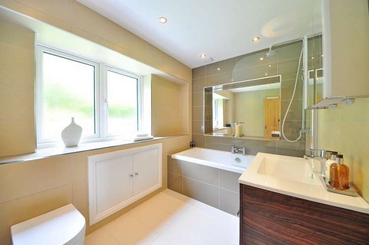 badrum-beige-badkar-taupe-nisch-hylla-spegel