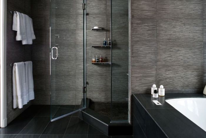 duschar design vägg nisch badkar grå hörn glasdörr