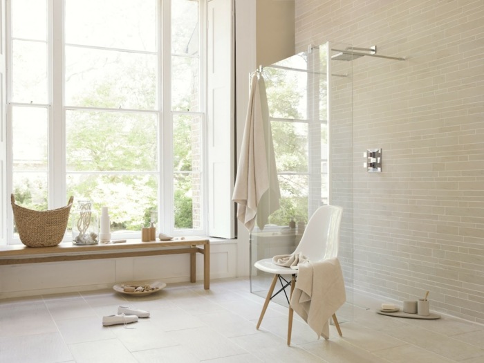 ljus design badrum glas stol handduk kakel matt