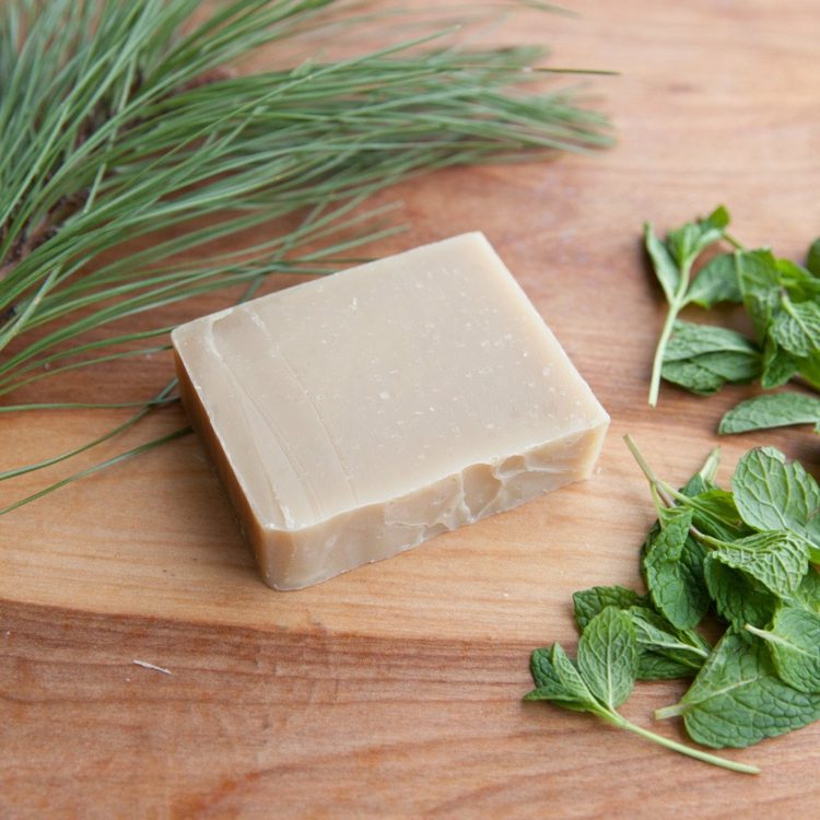 Tvåltvål, naturprodukter, örter, gör ett duschbad själv
