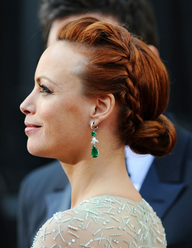 Med fläta-på sidan-gröna-örhängen-rött-hår
