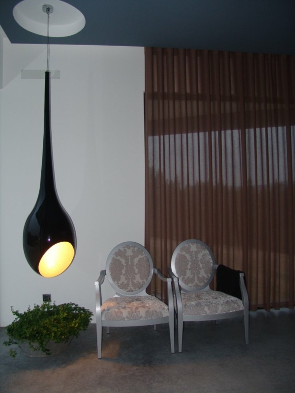modern lampa i vardagsrummet