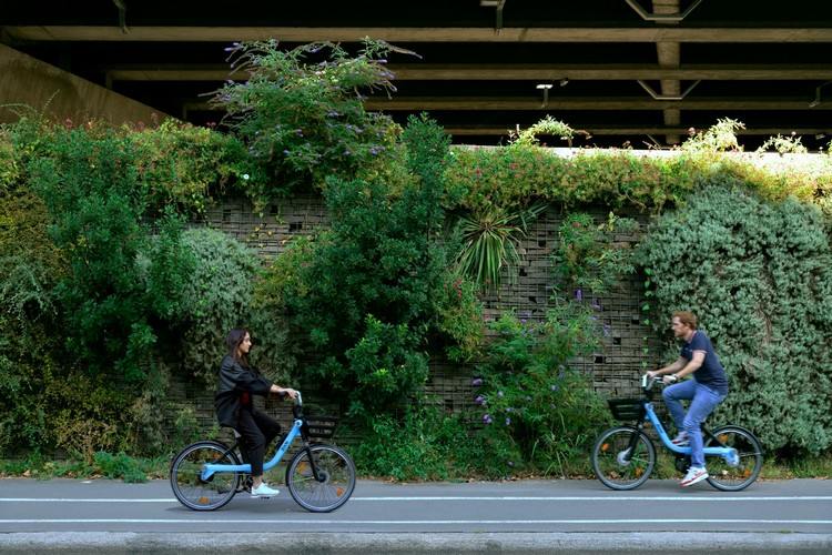 zoov e cykel hyra elcyklar innovativ design som driver gata gröna växter vägg