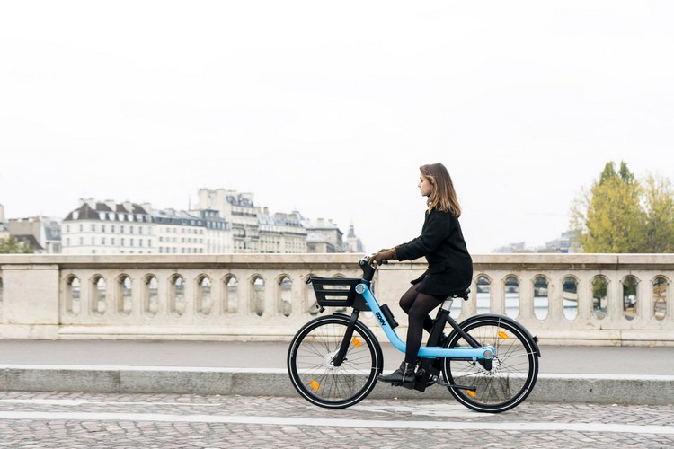 zoov e cykel hyra elcyklar innovativ design bridge river ride stadskärnan urbana omgivningar kvinna