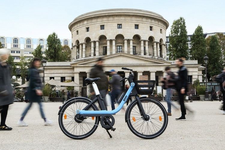 zoov e cykel hyra elcyklar innovativ design människor som går i stadens stadsmiljö