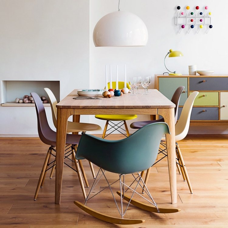 eames-plast-stol-modern-inredning-matbord-gungstol-stolar-trägolv-pastellfärger