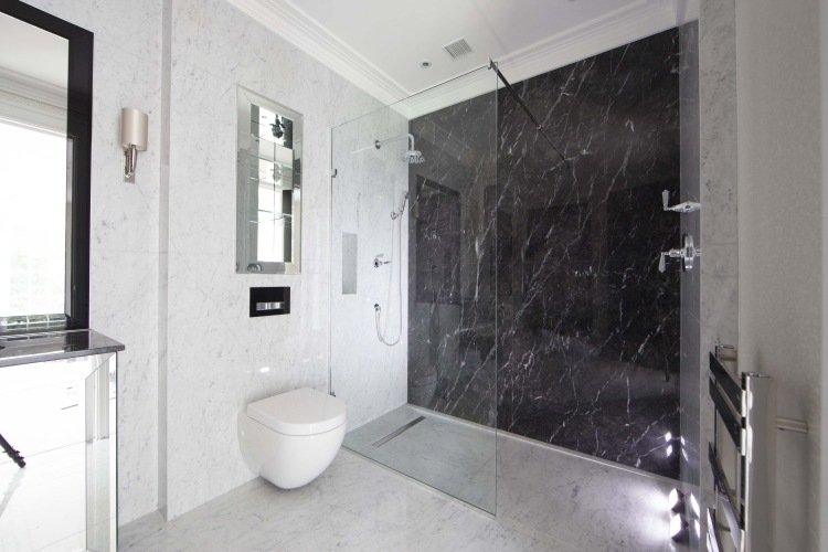 duschkabin-marmor-svart-vit-toalett-duschkabin-belysning-glasvägg-glasdörr-modern-klassisk