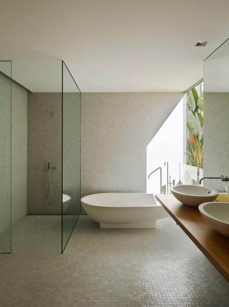 Duschkabin -moderna-mosaikplattor-badkar-vit-fristående duschkabin-dubbel fåfänga-träpanel