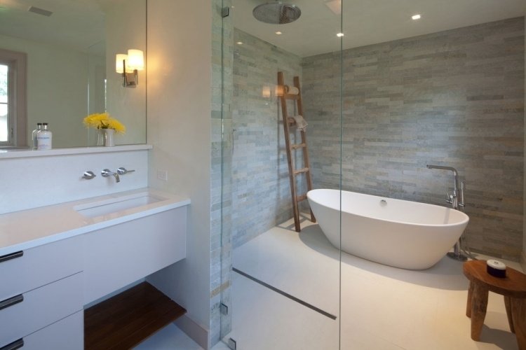 Duschkabin -bad-fristående-vit-vägg-sten-grå-handfat-spegel väggstege