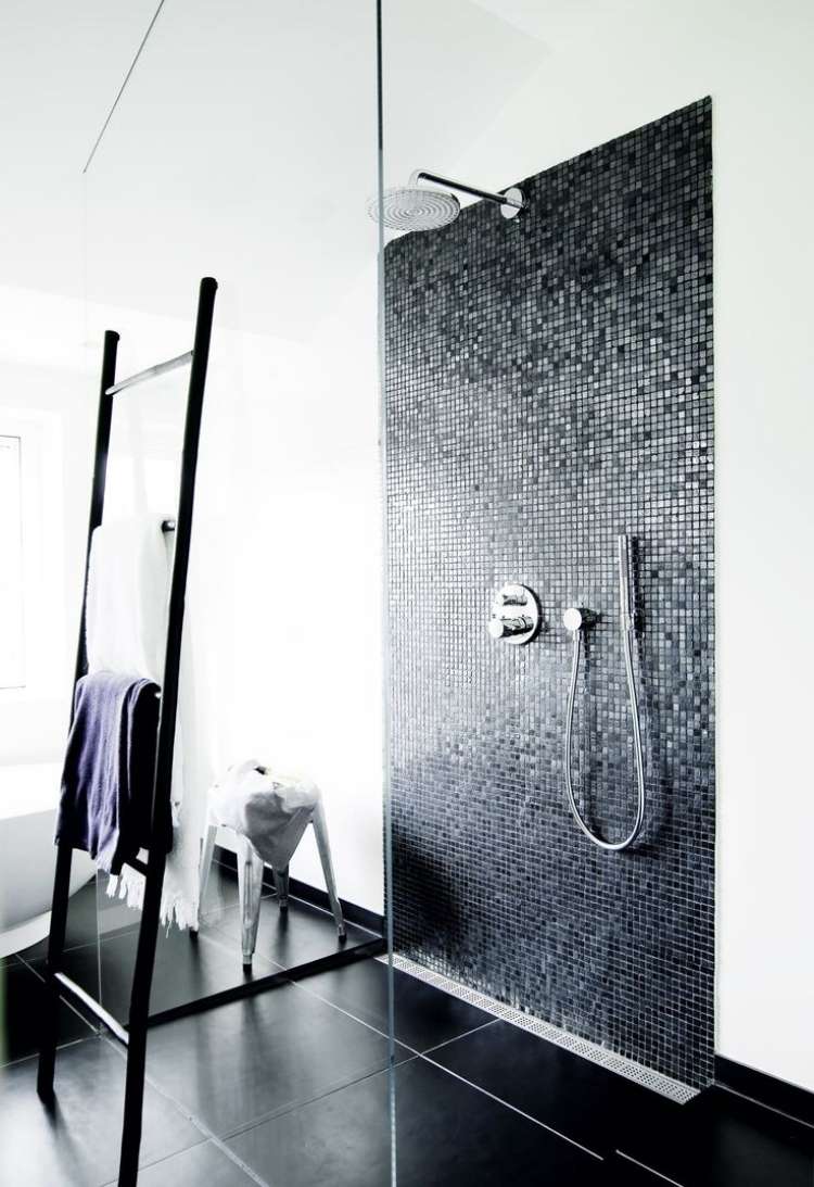 Duschkabin -svart-vit-mosaikplattor-kran-modern-minimalistisk