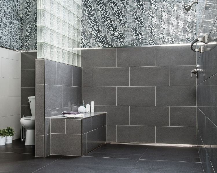 duschkabin-grå-vit-bänk-tegel-glas-kakel-mosaik-sten-armatur-toalett