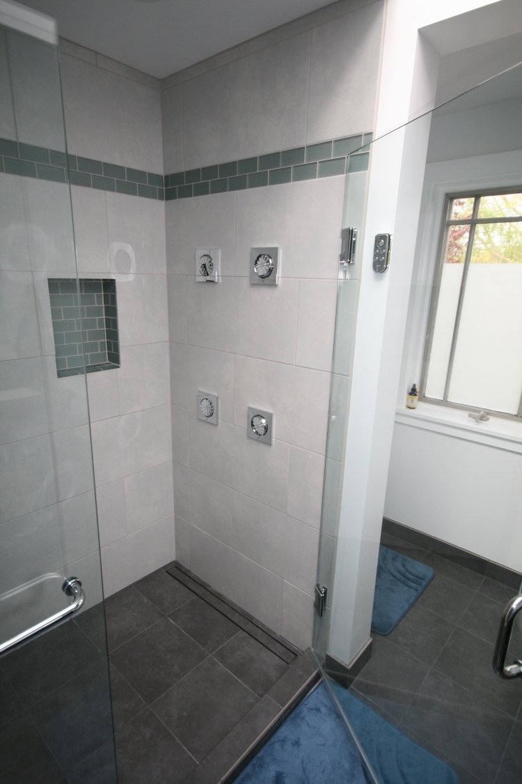 duschkabin-ljus-grå-mörk-grå-dusch-skåp-montering-glas-dörr-hydromassage