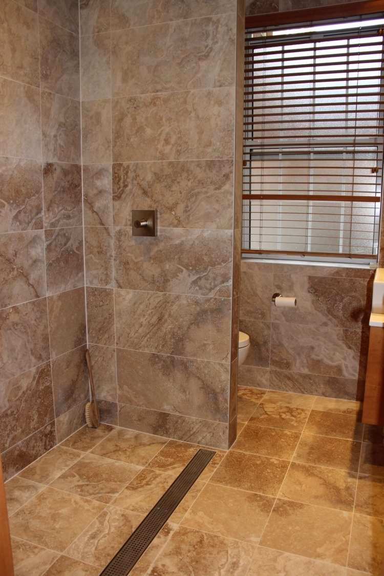 duschkabin-brun-beige-skiljevägg-väggmonterad-toalett-fönster-öppet-badrum
