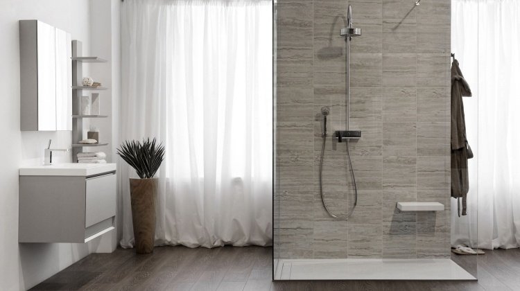 duschkabin-trägolv-vått område-bänk-handfat-spegel-skåp-moderna-gardiner-vit