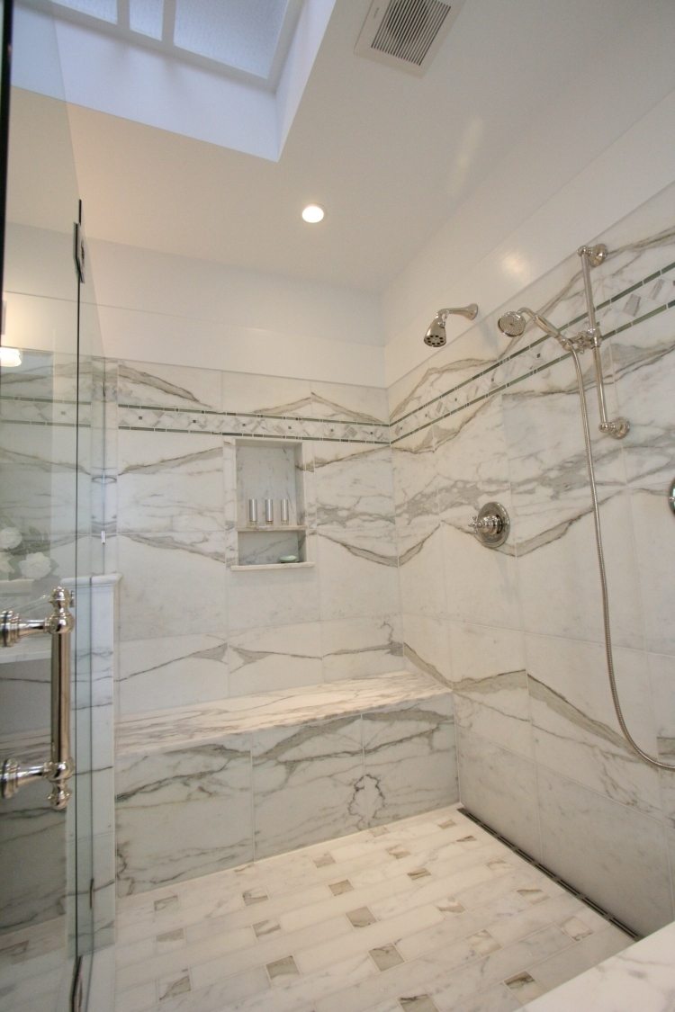 duschkabin-marmor-grå-vit-beslag-bänk-tegel-vägg-takfönster-glas-dörr
