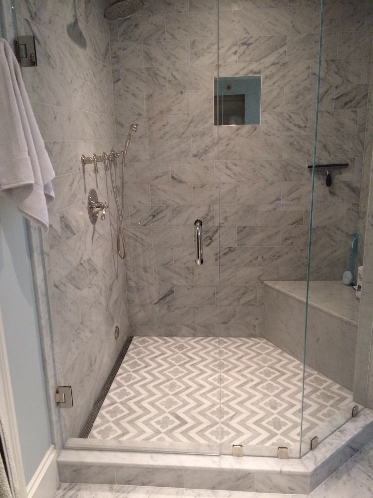 duschkabin-marmor-mönster-grå-vit-golv-dusch-skåp-glas-dörr-bänk-kran