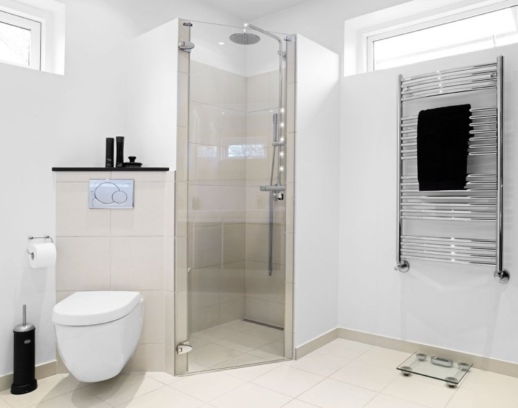 duschkabin-vit-grädde-vit-inredning-toalett-litet-rymligt-fönster