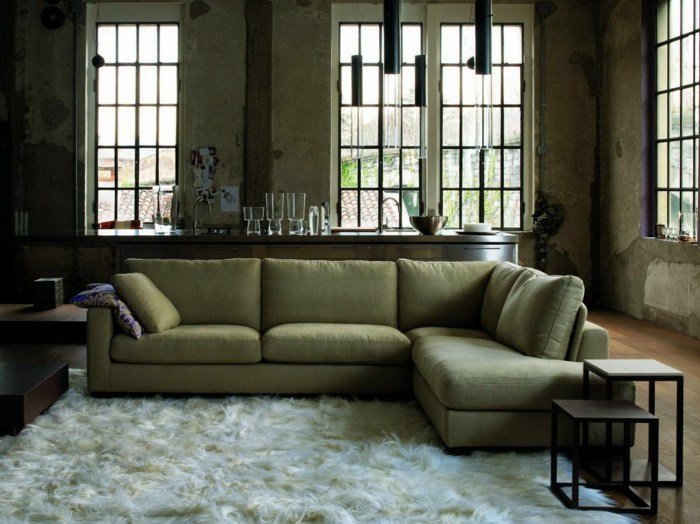 Hus-med-en-rustik-design-och-hörn-soffa