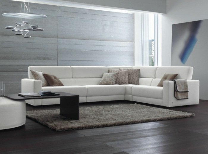 grå-paneler-på-väggen-med-läder-soffa
