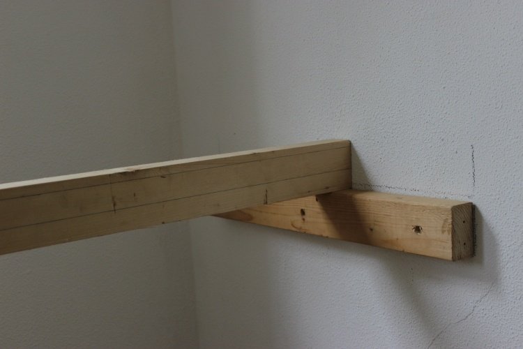 hörn-skrivbord-bygg-själv-idéer-instruktioner-väggmontering-trä-träskivor-skruvar