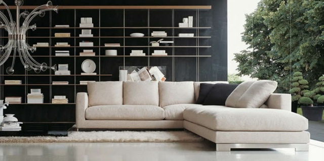 Rostfritt stål svart accentvägg vit stoppad soffa