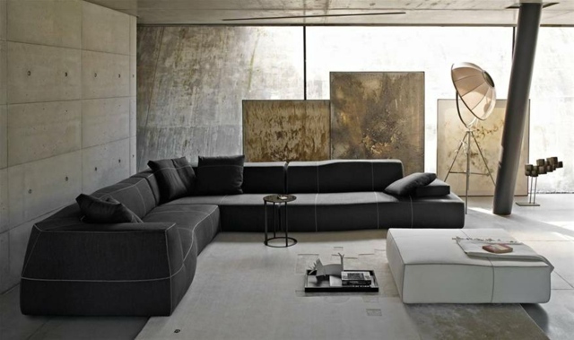 svart soffbord med djupt sittande vitt möbel i vardagsrum