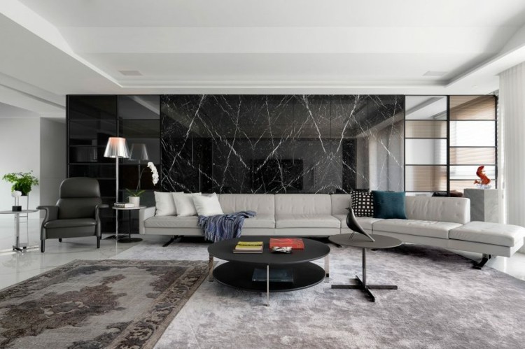 golvmarmorplattor väggplattor-svart-fåtölj-läder-soffa-grå-bord-dekoration-matta-golvlampa-4