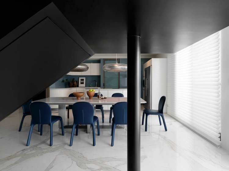 Golv-marmorplattor-matplats-matbord-trappstöd-stolar-taklampor-pentry-skåp-golv