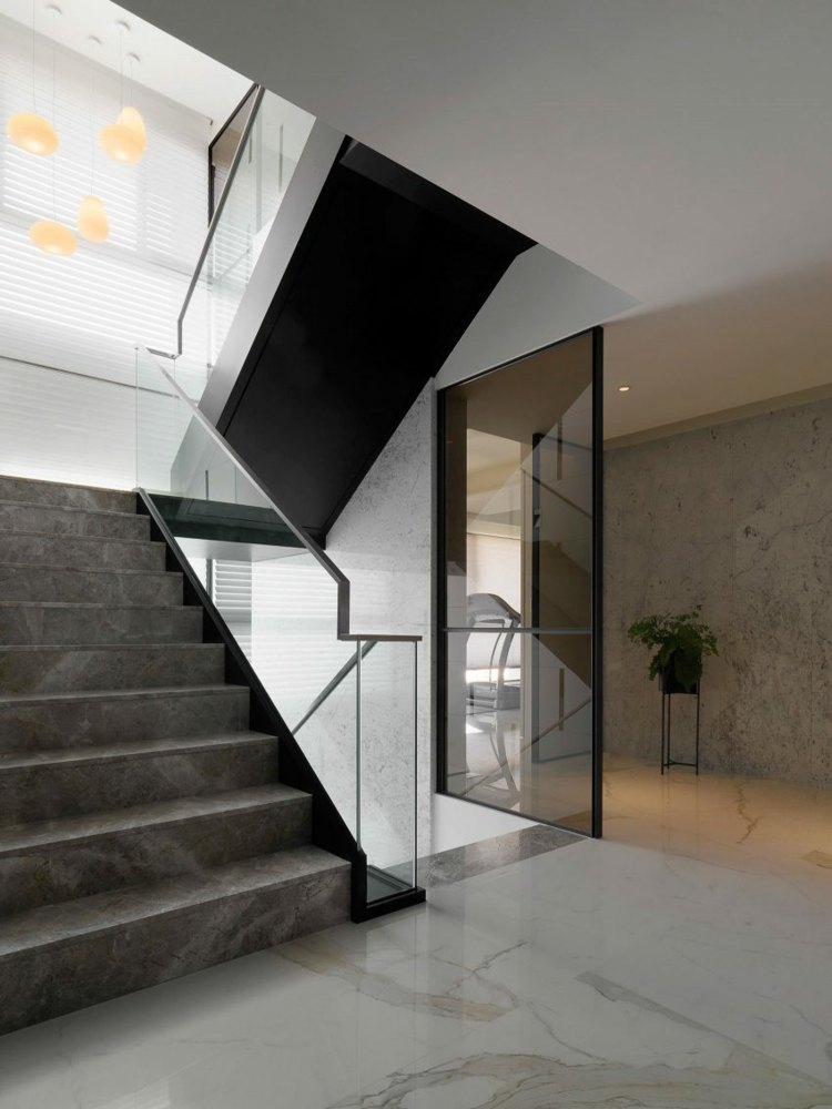 golv-marmor-kakel-trappa-trappor-marmor-täckande-glas partition-räcken-glas-persienner-hängande-lampor-9