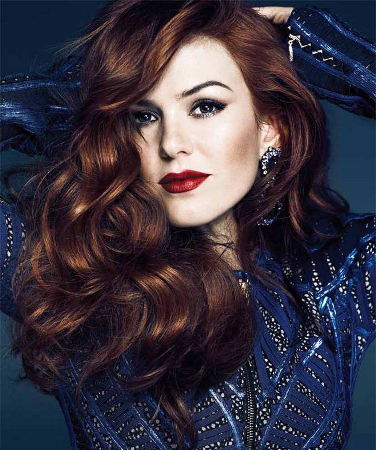 Mahogny hårfärg koppar-toner-långt-lockigt-hår-blå-outfit-isla-fisher
