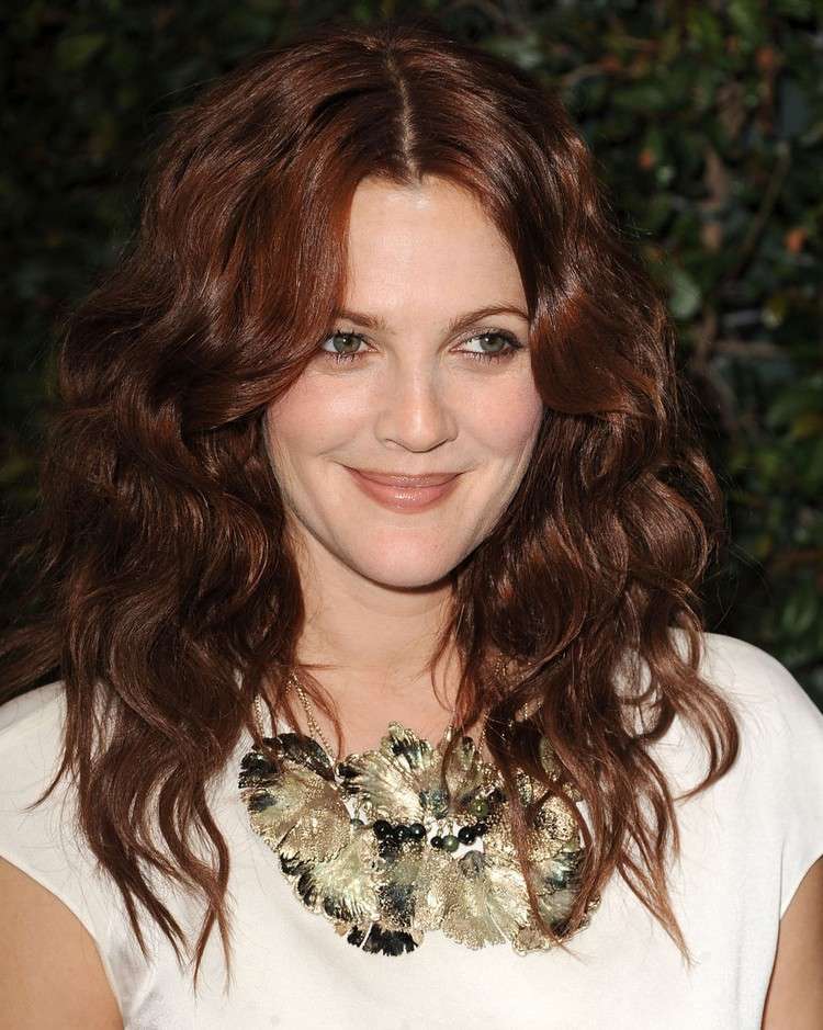 Mahogny hårfärg auburn-drew-barrymore-lockigt-hår-sida avskiljning