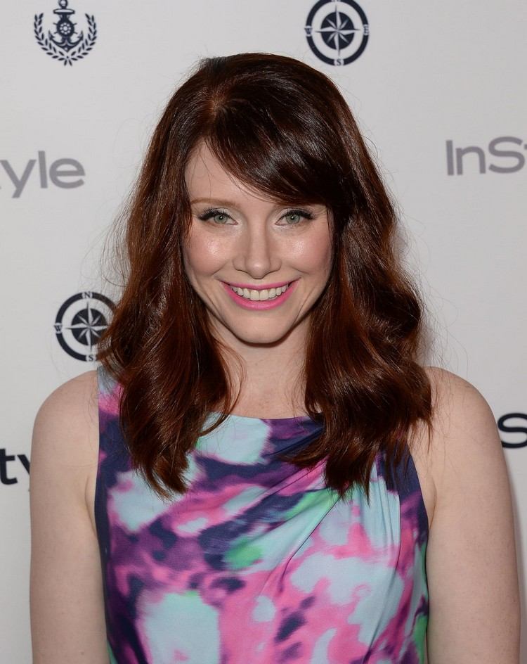 mahogny-hår-färg-mörk-bryce-dallas-howard-medium-längd-hår-ljus-vågor