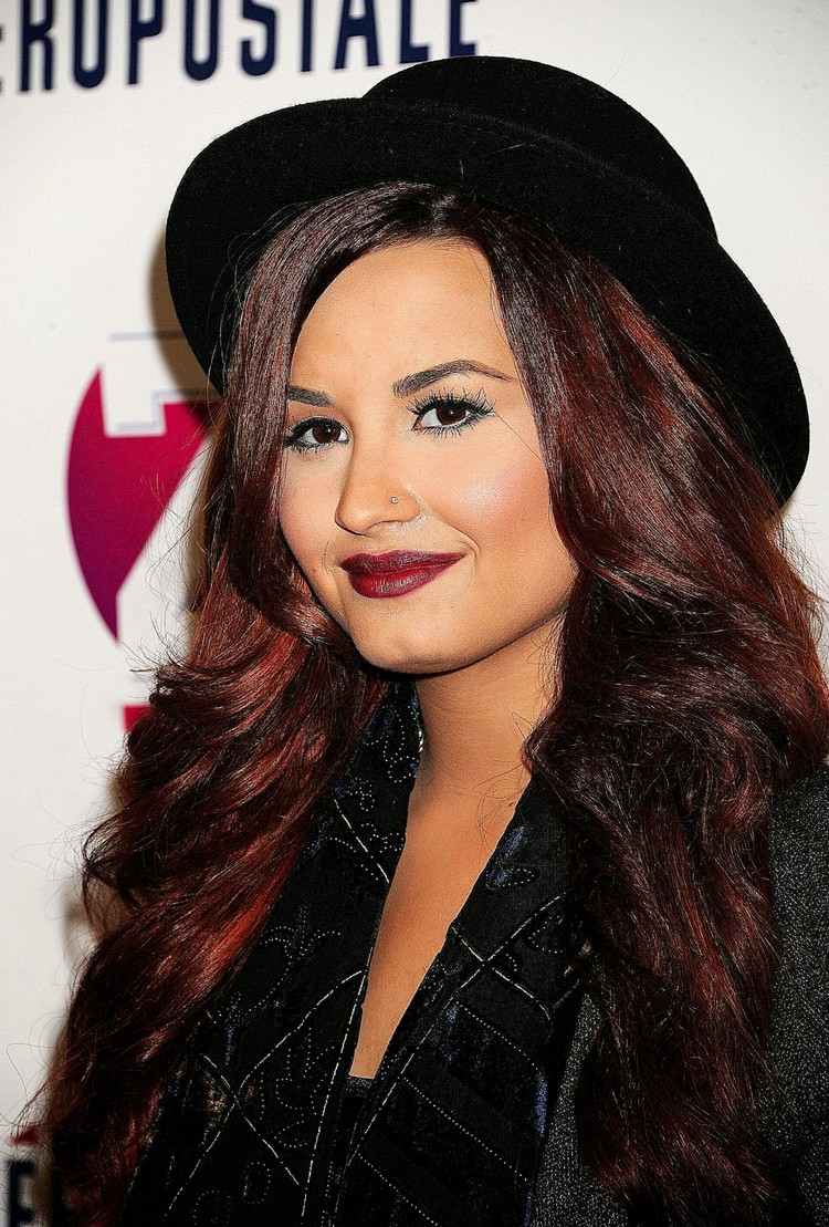 mahogny-hår-färg-mörka-toner-svart-röd-brun-demi-lovato-damhatt