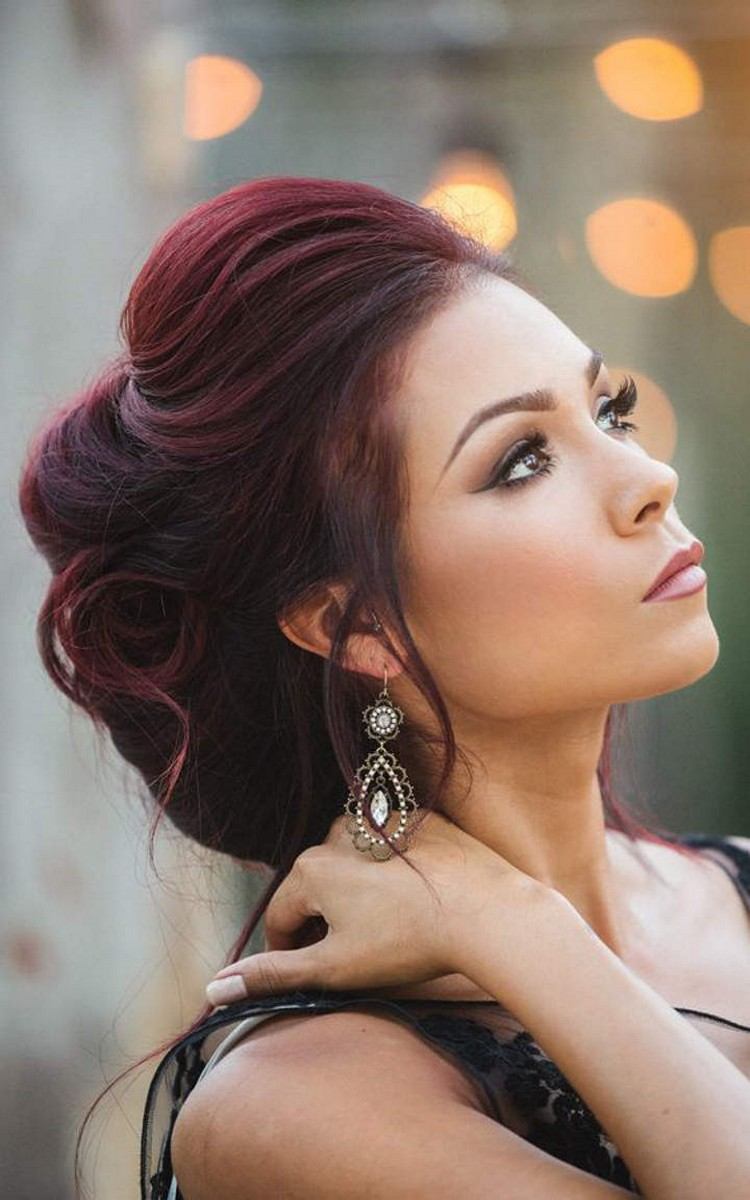 mahogny-hår-färg-updo-elegant-smink-örhängen-fest-look