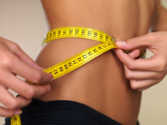fettsugning-fett-sug-mätning-midja-kvinna