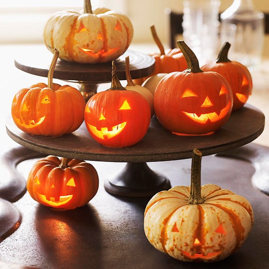 flinande pumpa ansikte dekoration på bordet för Halloween lyktor