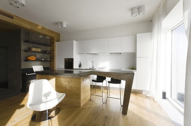 litet modernt lägenhetskök högglansat vitt bänkskivstål