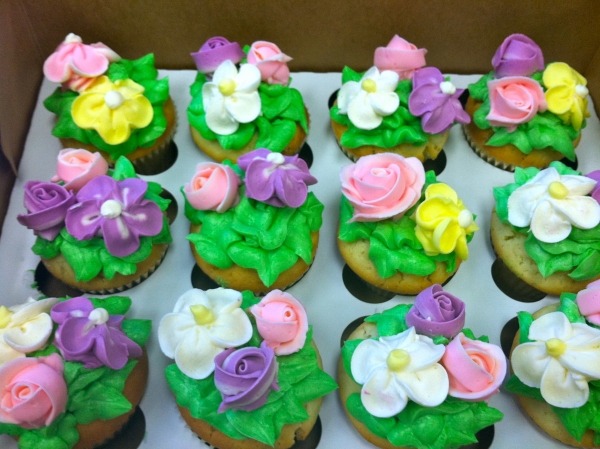 blomma-muffins-socker-glasyr-idé-färgglada