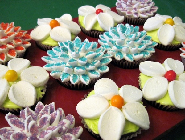 Marshmallow-blommor-mångfärgade-muffins-cupcakes