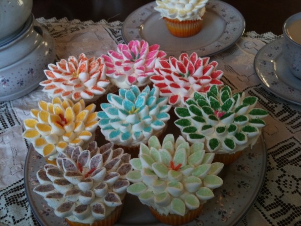 blomma-dekoration-lotus-muffins-idé-färgglada