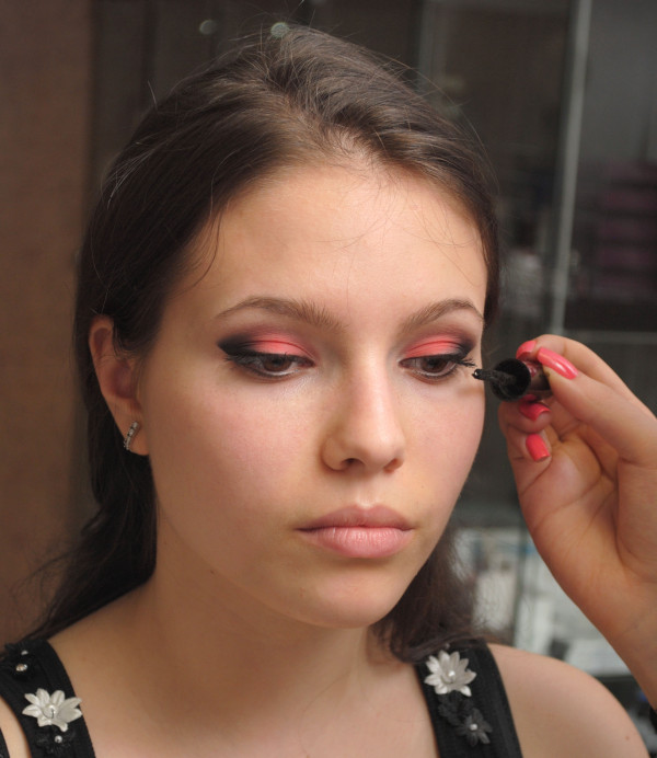 Applicera svart eyeliner på ögonvrån