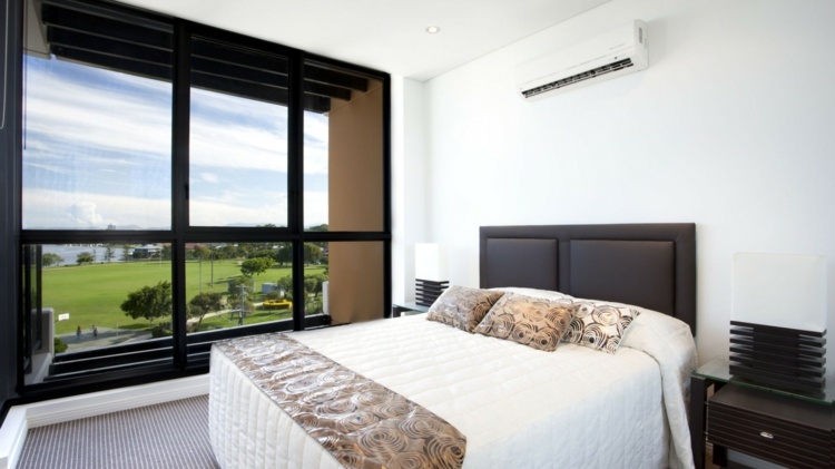 luftkonditionering sommarvärme sovrum säng möblering fönster