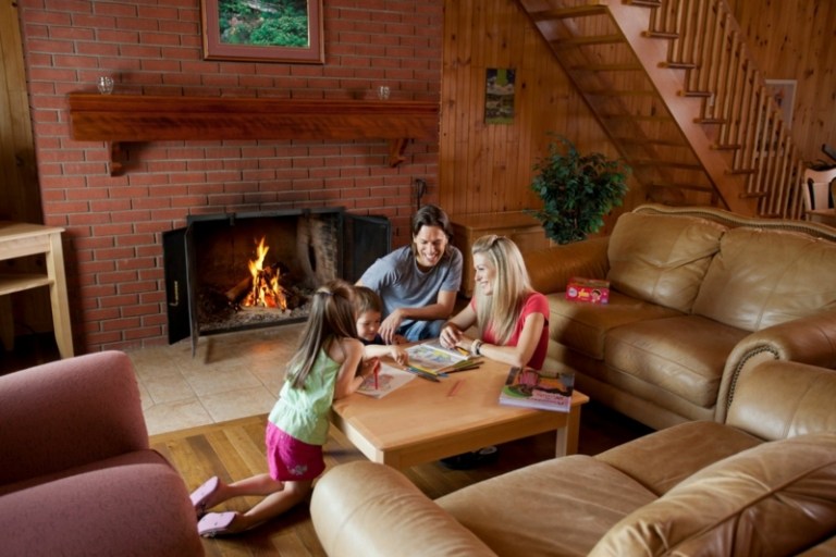 vardagsrum hus effektiv uppvärmning idé läder soffa öppen spis