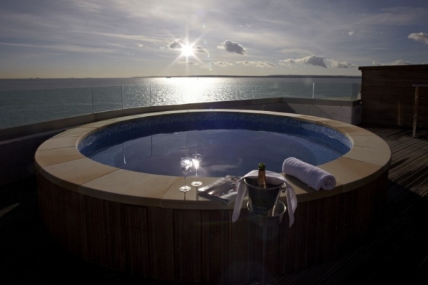 bubbelpool runt spitbank fort hotell i havet som en marin fästning