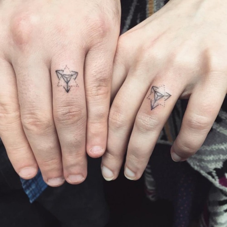 vigselring tatuering geometriska motiv symboler