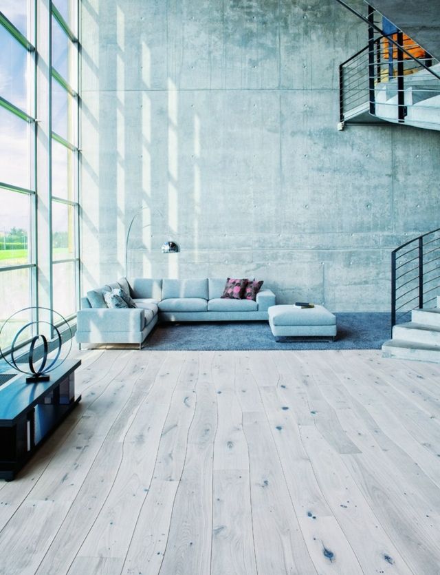 naturlig skönhetssoffa grå exponerad betongvägg